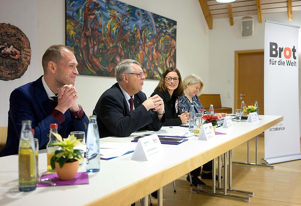 Vier Menschen an einem Tisch bei der Pressekonferenz