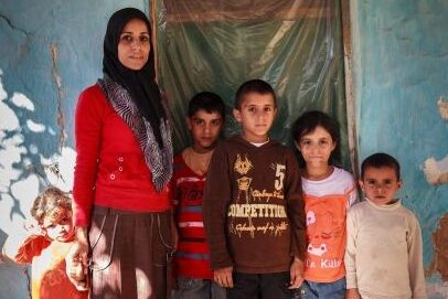 Frau mit fünf Kindern in ärmlichen Verhältnissen