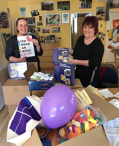 Kommt in jede Tüte: Das Memory-Spiel der Diakonie Pfalz 2 Frauen packen das Diakonie-Pfalz-Memory in eine Tüte