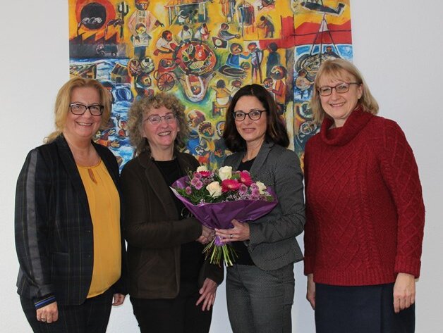 Verleihung des Kronenkreuzes an Brigitte Schmidt Gruppenbild mit vier Frauen. Brigitte Schmidt bekommt das Kronenkreuz und einen Blumenstrauß überreicht.
