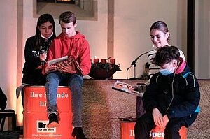 Anspiel der Konfirmand*innen 4 Jugendliche bei einer Aufführung in der Kirche