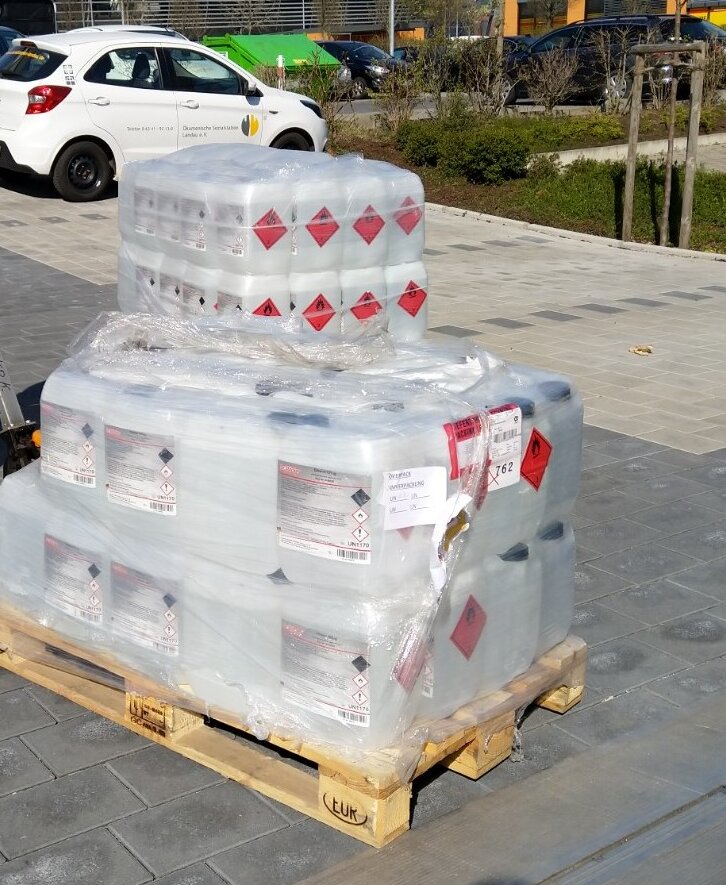 Mangelware Desinfektionsmittel Eine Palette mit Kanistern voller Desinfektionsmittel