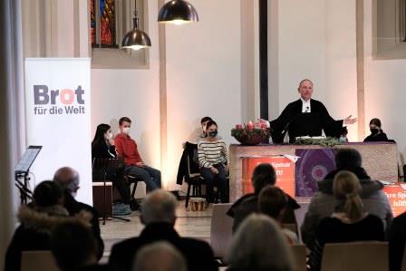 Ein Pfarrer spricht in einer Kirche