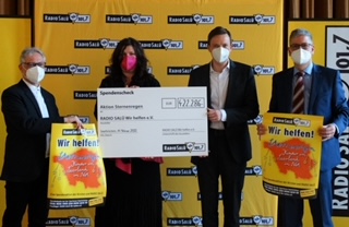 Wolfgang Glitt (Vorsitzender des Vereins RADIO SALÜ Wir helfen e.V.), Anne Fennel (Geschäftsführerin der Diakonie Saar), Ministerpräsident Tobias Hans und Michael Mezödi (Geschäftsführer RADIO SALÜ)